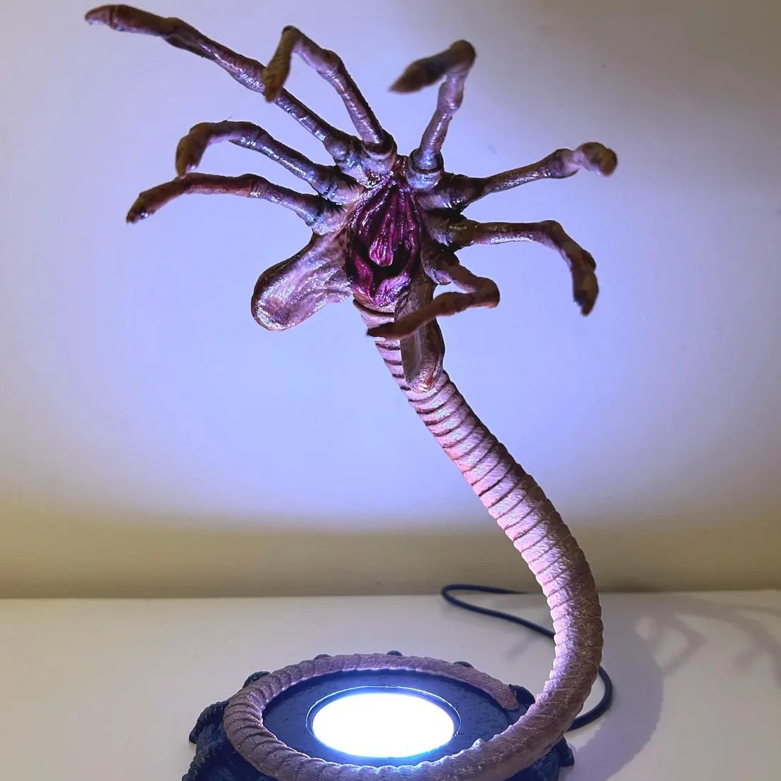 Lampe Alien Facehugger, veille - Lighting Decor Items avis et prix