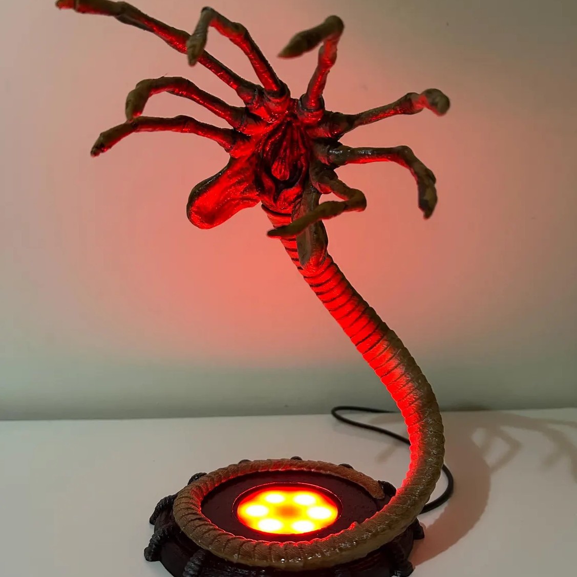 Lampe Alien Facehugger, veille - Lighting Decor Items avis et prix